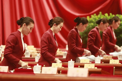 兩會(huì)服務(wù)人員的專業(yè)之美 于細(xì)節(jié)處見真章